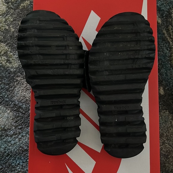 Boys Reebok slides😎 - Picture 3 of 3